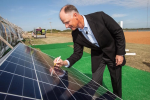 Syd Kitson avec les panneaux solaires