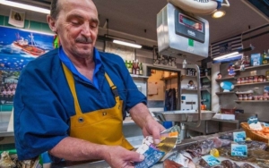 Un poissonnier du Pays-Basque se faisant payer en Eusko, la monnaie locale (Crédit photo : Laurence Fleury)