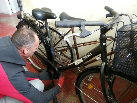 Loïc dans l'atelier vélo - Photo: Stéphanie Brossard