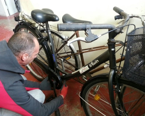 Loïc dans l'atelier vélo - Photo: Stéphanie Brossard